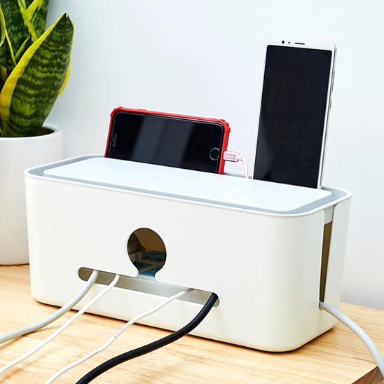 Passe câble pour bureau blanc avec couvercle gris pâle